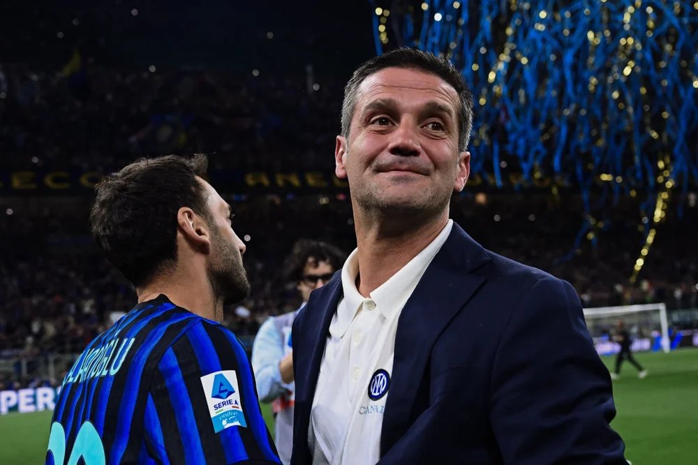 Cristian Chivu se abraza a Hakan Çalhanoglu tras la conquista del 'Scudetto'.