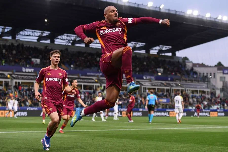 Donyell Malen celebra