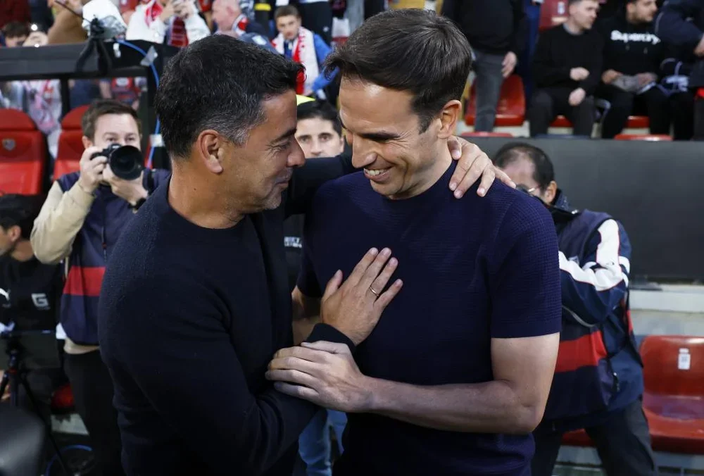 Iñigo saluda a Míchel antes del partido.
