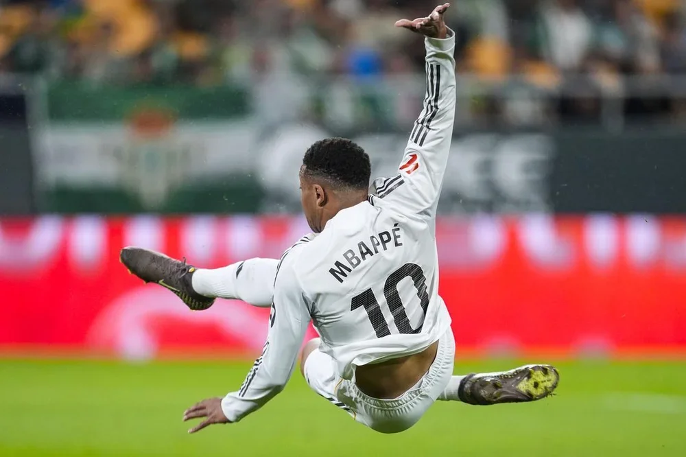 Kylian Mbappé, jugador del Real Madrid en acción durante el partido  de Liga contra el Betis