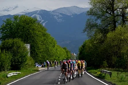 The peloton during stage three of the 2026 Giro d’Italia.